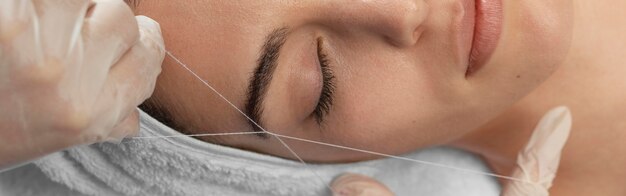 Femme de détente dans un salon de beauté