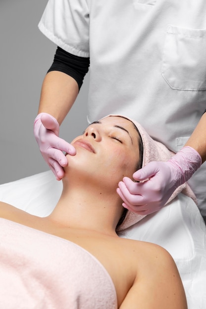 Femme de détente dans un salon de beauté