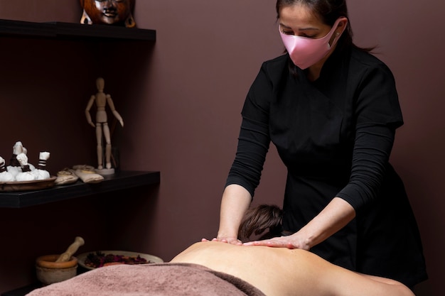 Femme de détente dans un salon de beauté