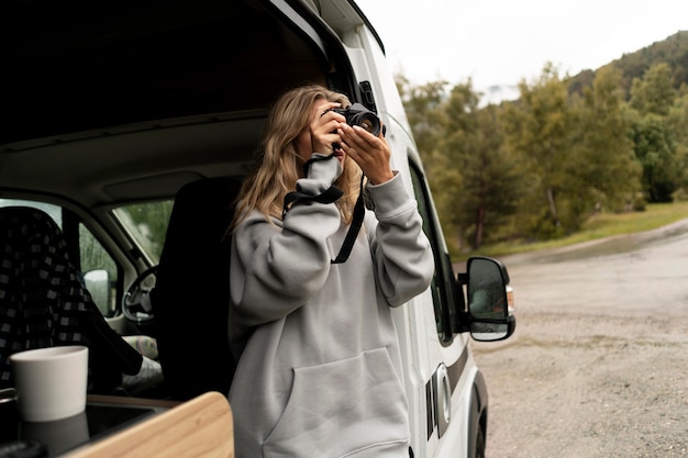 Femme détente dans son camping-car à la lumière du jour