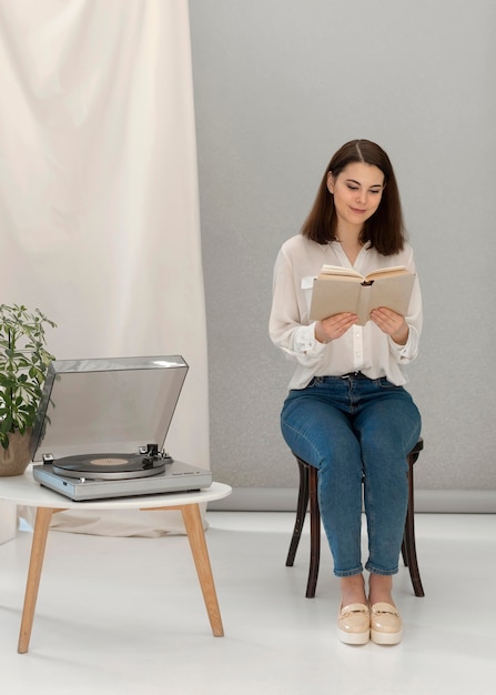 Femme de détente en lisant un livre