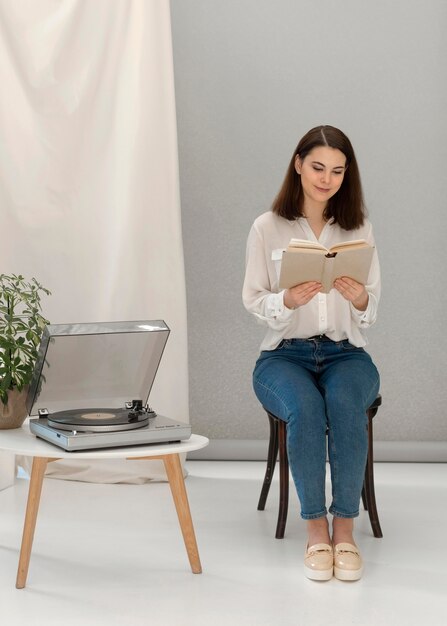 Femme de détente en lisant un livre