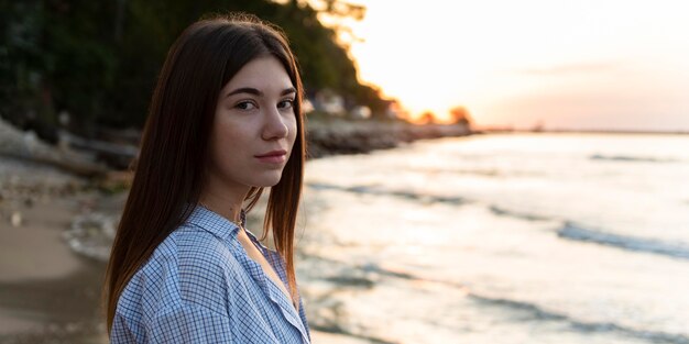 Femme de détente sur la plage avec espace copie