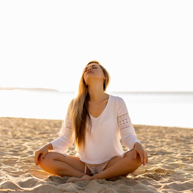 Photo gratuite femme de détente sur le sable de la plage