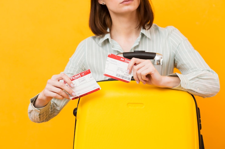 Photo gratuit femme détruisant son billet d'avion