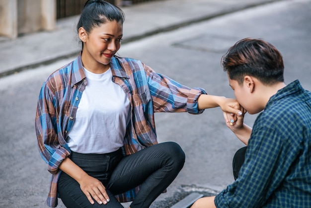 La femme de deux amants s'assit et s'embrassa la main.