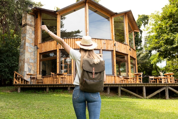 Photo gratuite femme devant une maison moderne