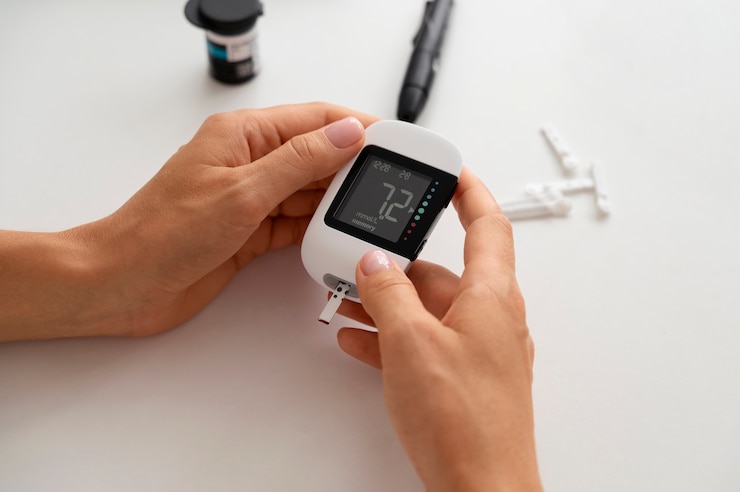 Photo gratuit une femme diabétique à angle élevé vérifie son taux de glucose