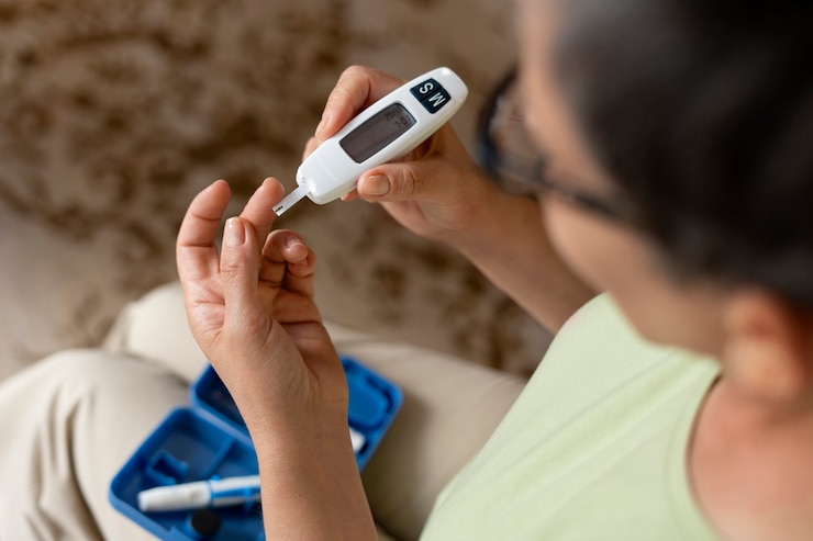 Photo gratuit une femme diabétique à angle élevé vérifie son taux de glucose