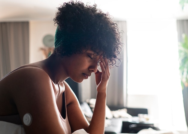 Photo gratuite une femme diabétique portant un capteur de glucose.