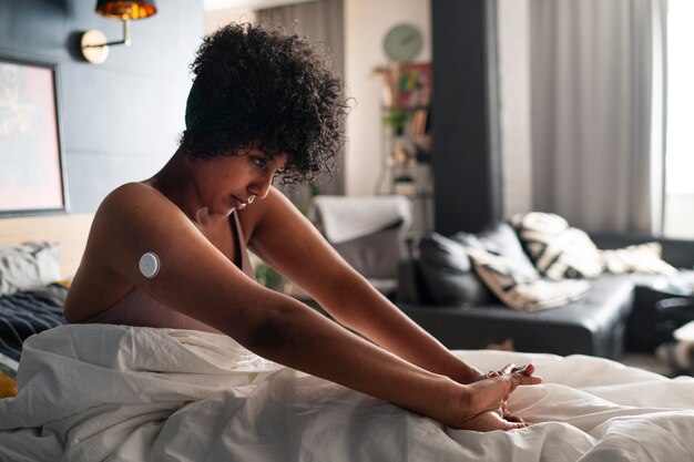 Une femme diabétique portant un capteur de glucose.