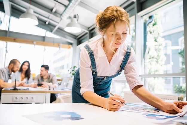 Femme avec des diagrammes dans le bureau moderne