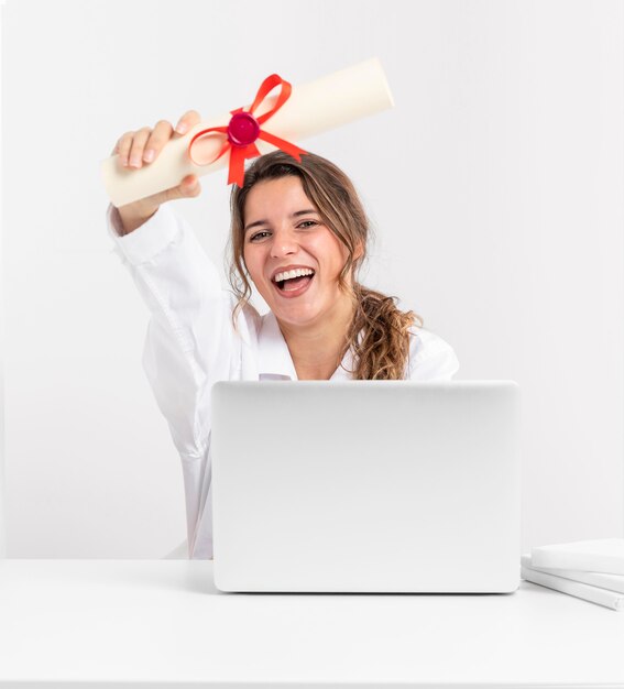 Femme avec diplôme