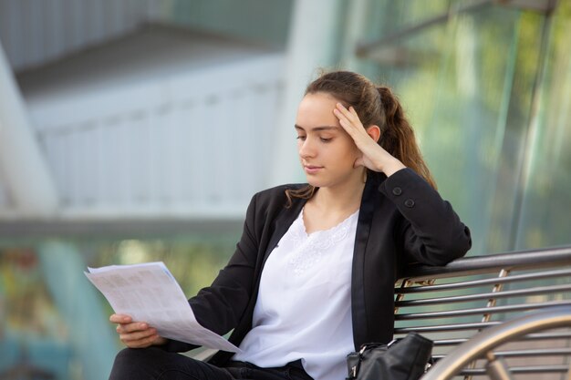 Une femme dirigeante ciblée examinant le rapport des ventes