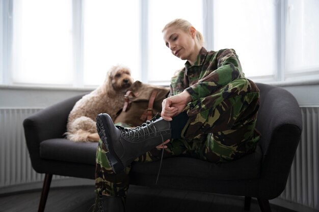 Femme disant au revoir à son chien