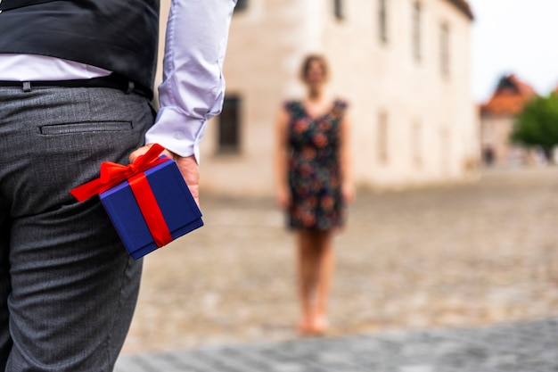 Femme à distance et cadeau