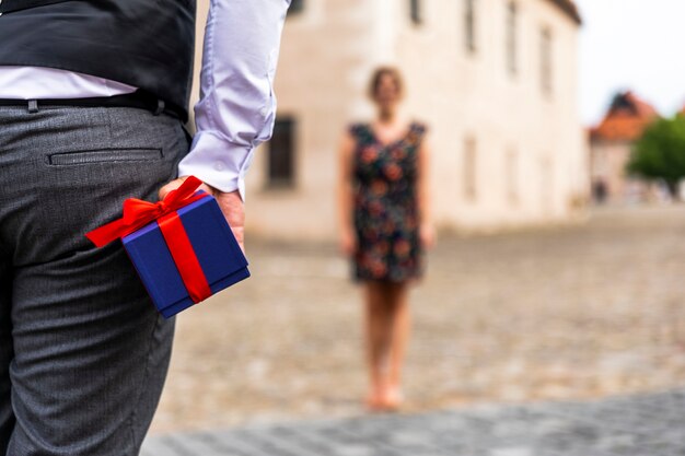 Femme à distance et cadeau