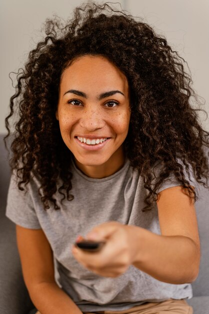 Femme, sur, divan, regarder télé