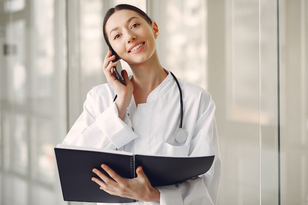 Femme, docteur, blanc, uniforme, debout, salle