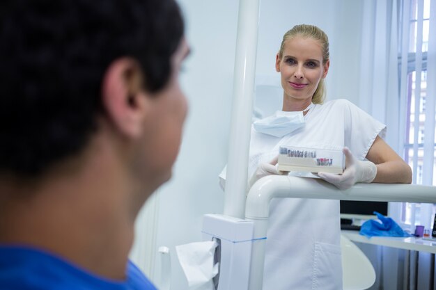 Femme, docteur, debout, tenue, boîte