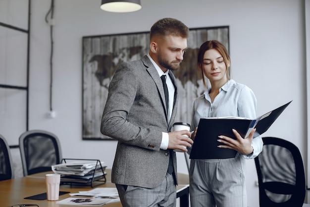 Femme, à, documents., Homme affaires, à, a, tasse café., Collègues, travailler ensemble