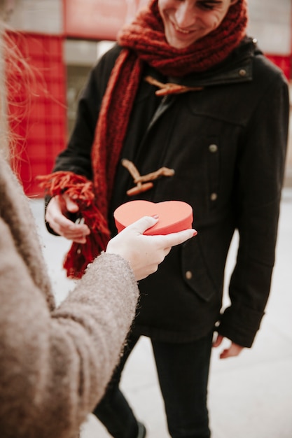 Femme donnant la boîte de coeur à l'homme