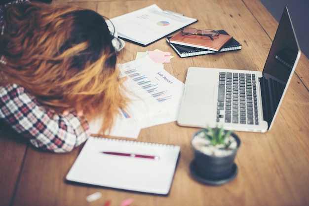 Femme dormir au bureau