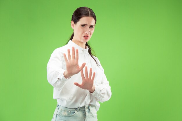 Femme douteuse avec une expression réfléchie faisant le choix