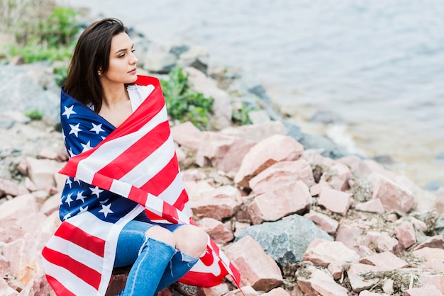 Photo gratuite femme avec drapeau américain au lac