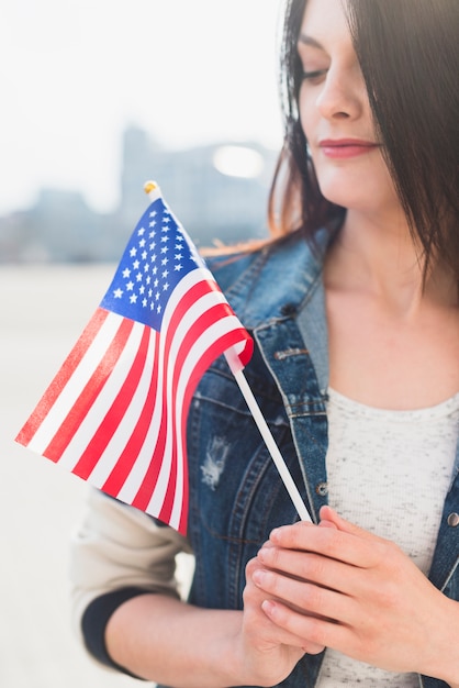 Femme avec drapeau américain à l&#39;extérieur le 4 juillet