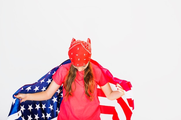 Femme avec un drapeau américain