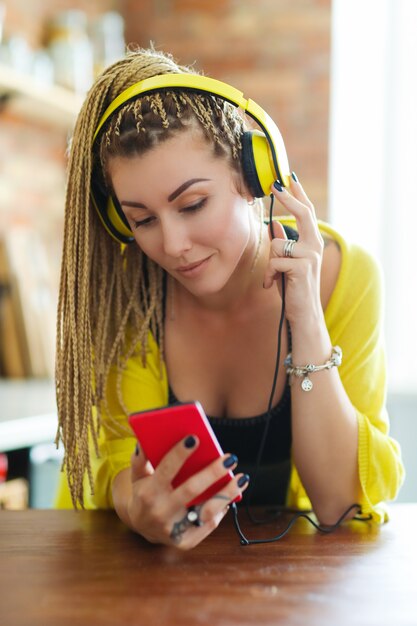 Femme avec des dreadlocks