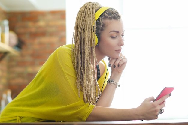 Photo gratuite femme avec des dreadlocks