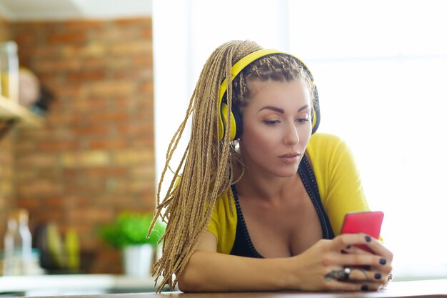 Femme avec des dreadlocks