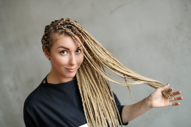 Photo gratuite femme avec des dreadlocks