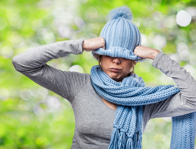 femme drôle couvrant ses yeux avec capuchon en tricot