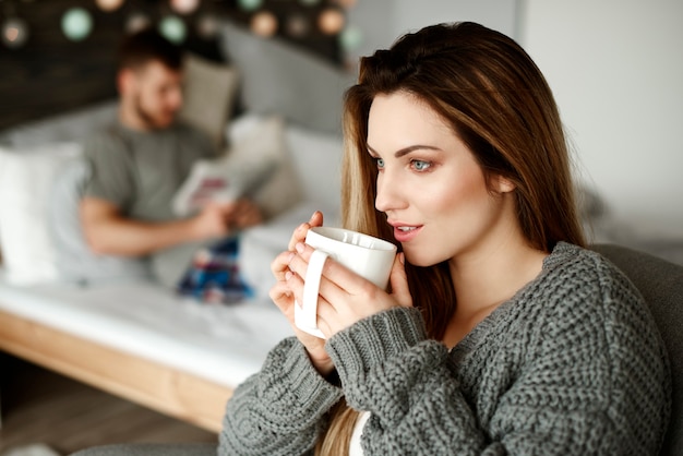 Femme avec du café commençant sa journée