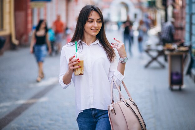 Femme avec du café dans une rue