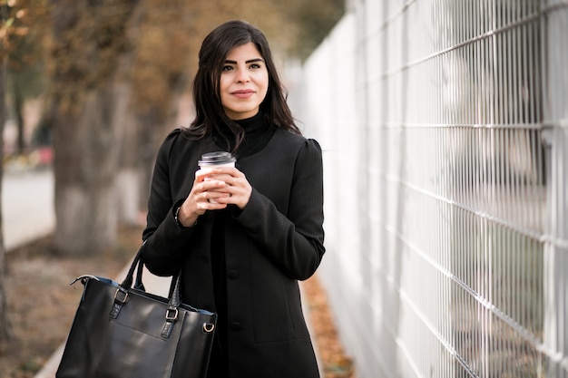 Femme avec du café