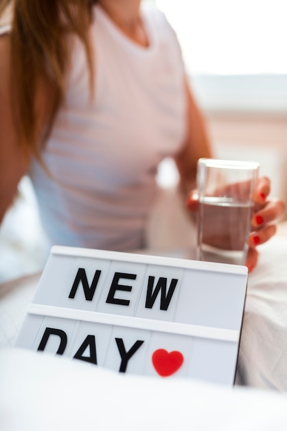 Femme du matin tenant un verre d'eau