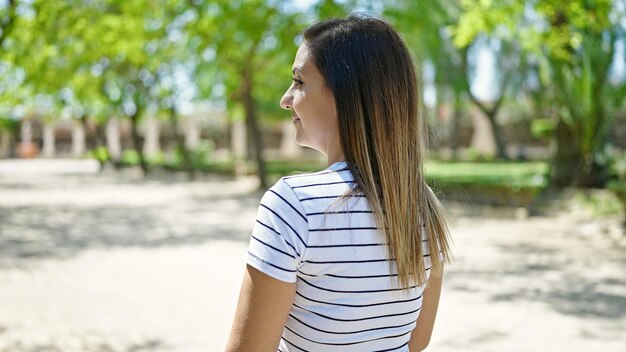 Femme du Moyen-Orient debout à l'envers au parc