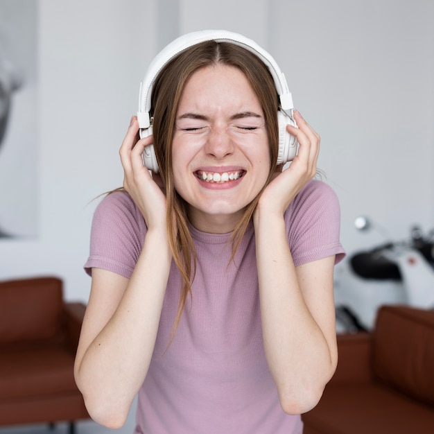 Femme écoutant de la musique forte sur des écouteurs