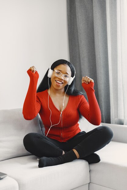 Femme écoutant de la musique à la maison