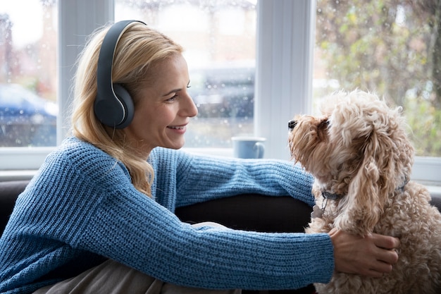 Photo gratuite femme écoutant de la musique pendant qu'il pleut