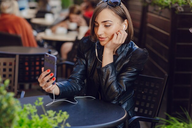 Femme écoutant de la musique et prendre une photo