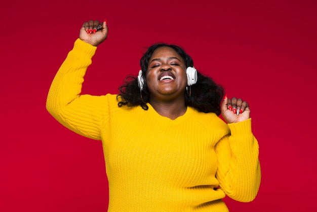 Photo gratuite femme écoutant de la musique et s'amuser