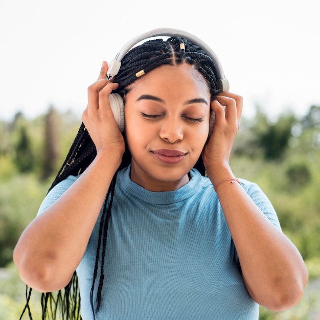 Photo gratuite femme écoutant de la musique