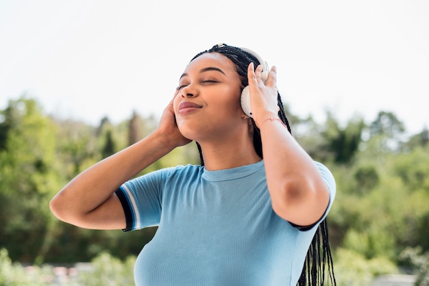 Femme écoutant de la musique