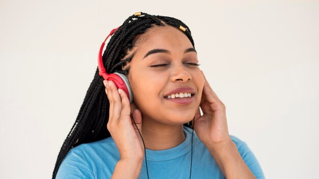 Femme écoutant de la musique