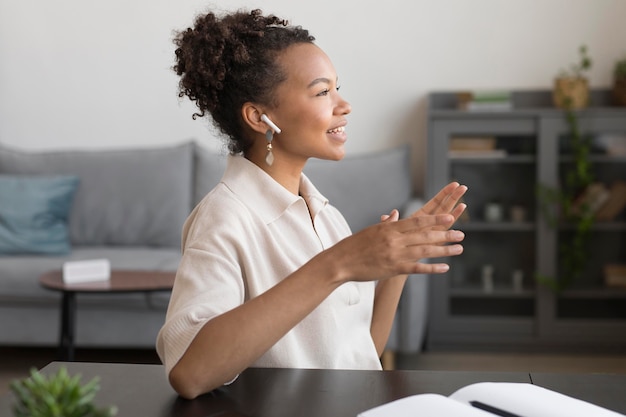 Femme avec des écouteurs coup moyen